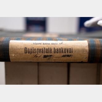 Hřbet úvěrní knihy Živnostenské banky pro Čechy a Moravu ze 70. let 19. století.