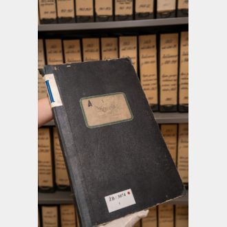 Nejstarší bilanční kniha Živnostenské banky pro Čechy a Moravu (1869).