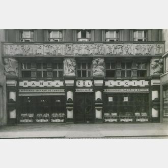 Vlys s plastikami na fasádě Legiobanky znázorňující návrat legionářů do vlasti (autor Otto Gutfreund) a hlavice sloupů symbolizující bojiště legionářů (autor Jan Štursa), Archiv ČNB, fond Banka československých legií