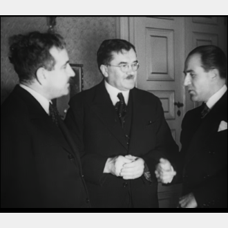 Guvernéři Radosavljevic, Engliš a Constantinescu při společné konverzaci, AČNB, arch. fond Národní banka Československá