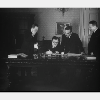 Podpis resoluce Karlem Englišem (1880-1961), guvernérem Národní banky Československé, AČNB, arch. fond Národní banka Československá