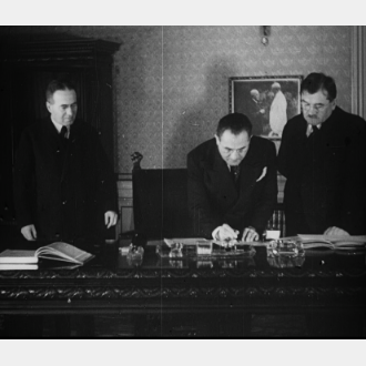 Podpis resoluce Mitica Constantinescem (1890-1946), guvernérem Rumunské národní banky, AČNB, arch. fond Národní banka Československá